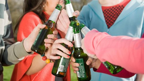 Alcoolul, consumat de 70% dintre adolescenții din Moldova: Aproape jumătate au început să bea până la 13 ani