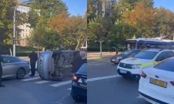 VIDEO Accident în apropierea Președinției. Patru mașini s-au ciocnit, iar una s-a răsturnat