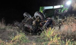Sfârșit tragic pentru un tată și fiul său: S-au răsturnat cu tractorul și au murit pe loc