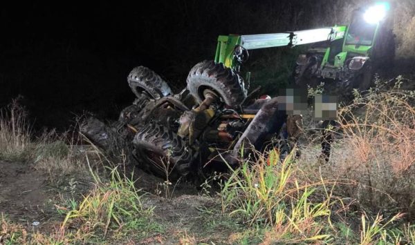 Sfârșit tragic pentru un tată și fiul său: S-au răsturnat cu tractorul și au murit pe loc