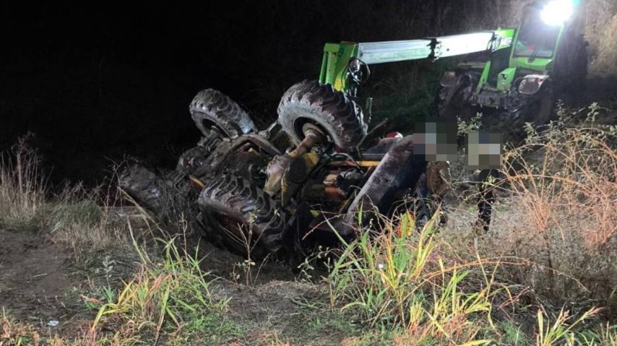 Sfârșit tragic pentru un tată și fiul său: S-au răsturnat cu tractorul și au murit pe loc