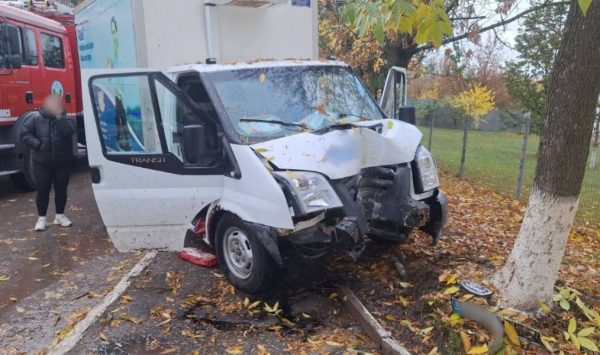 Sfârșit tragic pentru un șofer: S-a izbit cu mașina într-un copac, la Soroca