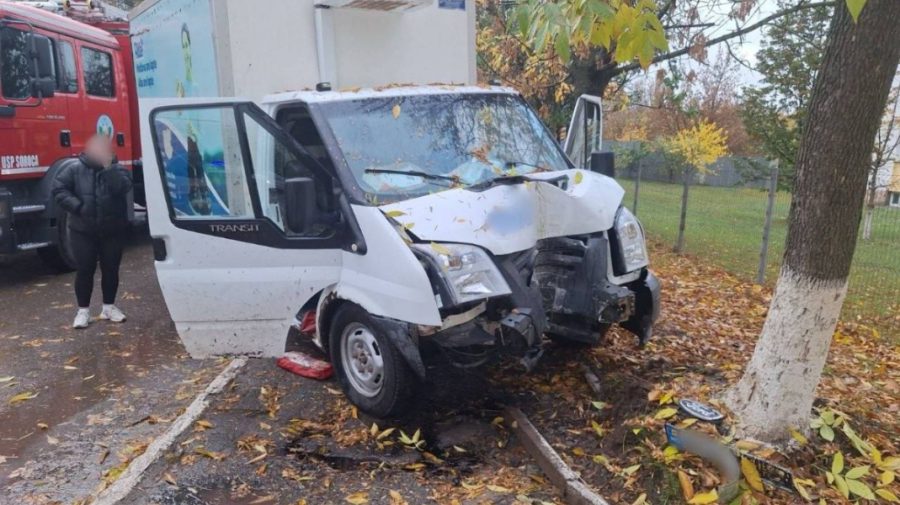 Sfârșit tragic pentru un șofer: S-a izbit cu mașina într-un copac, la Soroca