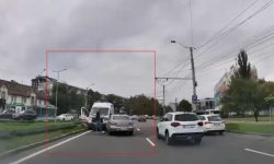 Accident în Chișinău: O ambulanță care ar fi circulat pe contrasens s-a ciocnit cu un automobil