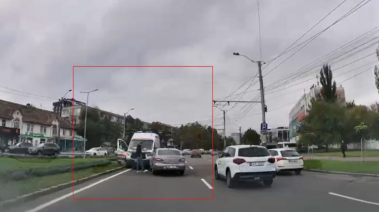 Accident în Chișinău: O ambulanță care ar fi circulat pe contrasens s-a ciocnit cu un automobil