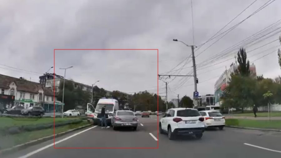 Accident în Chișinău: O ambulanță care ar fi circulat pe contrasens s-a ciocnit cu un automobil