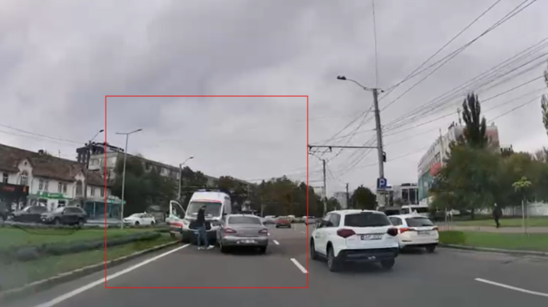 Accident în Chișinău: O ambulanță care ar fi circulat pe contrasens s-a ciocnit cu un automobil
