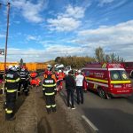 Accident grav în România: Doi morți și 14 răniți, după impactul dintre un microbuz și o autobasculantă