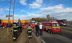 Accident grav în România: Doi morți și 14 răniți, după impactul dintre un microbuz și o autobasculantă