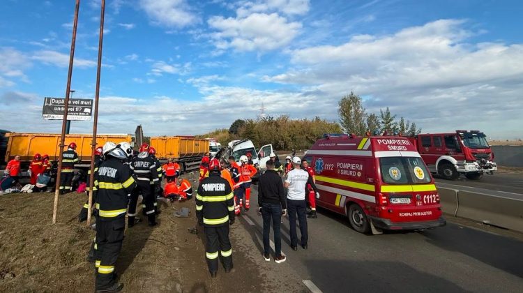 Accident grav în România: Doi morți și 14 răniți, după impactul dintre un microbuz și o autobasculantă