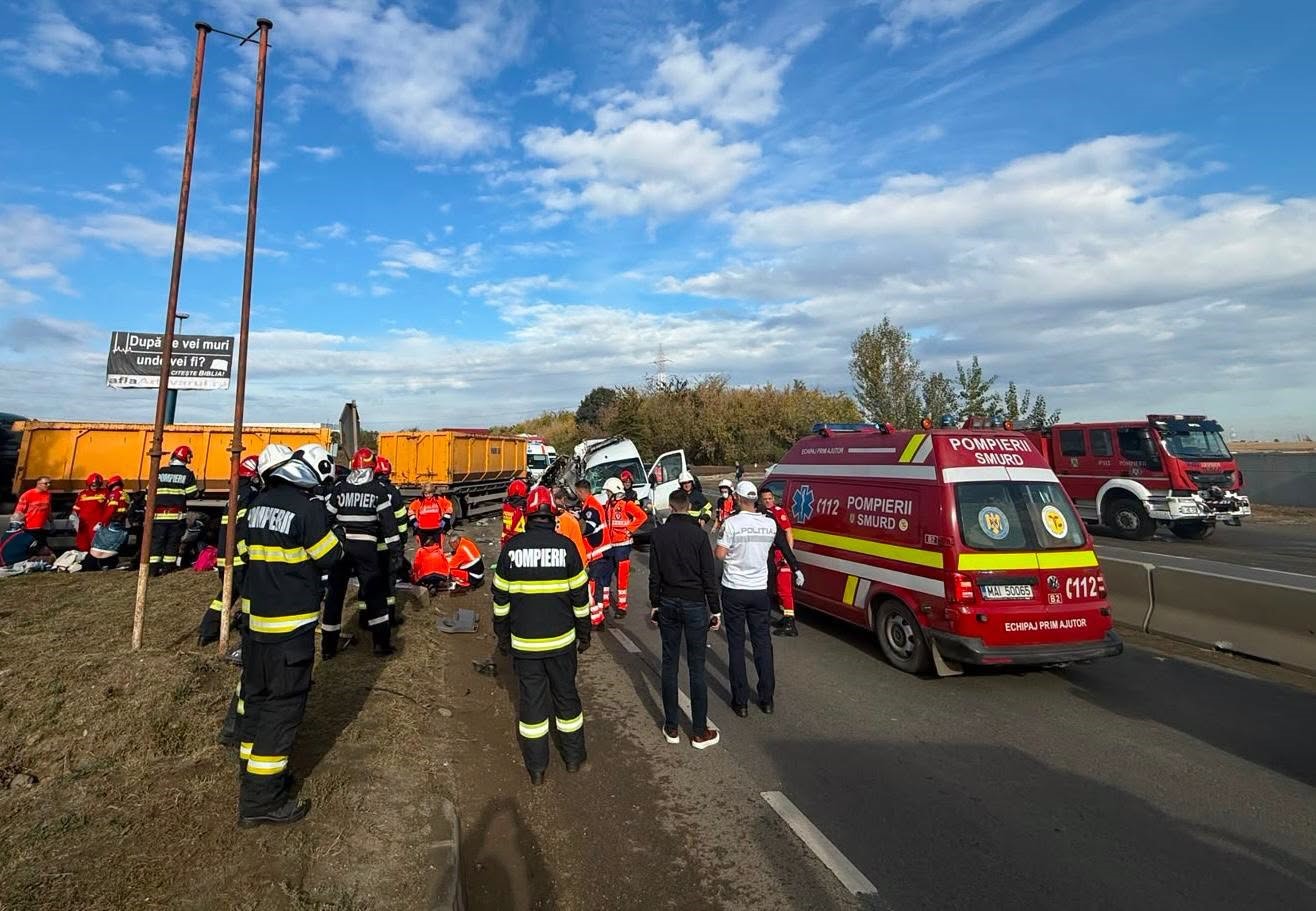Accident grav în România: Doi morți și 14 răniți, după impactul dintre un microbuz și o autobasculantă