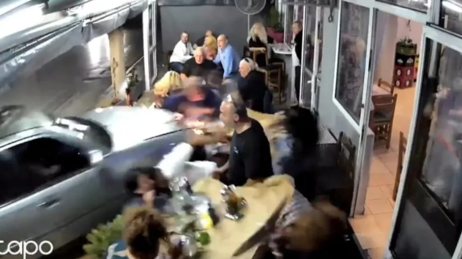 VIDEO Clipe de panică într-o tavernă din Grecia: O mașină a intrat în plin printre clienți