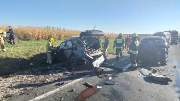 VIDEO Impact violent la Peresecina: trei mașini, implicate, patru persoane au ajuns la spital
