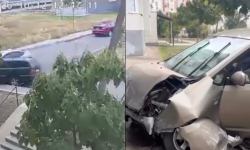 VIDEO cu momentul în care șoferul unui taxi se izbește cu mașina de un bloc de locuit. Abia se ținea pe picioare