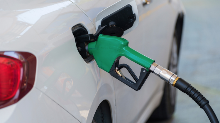 Benzina scade cu 16 bani, iar motorina cu 2 bani. Prețurile anunțate de ANRE