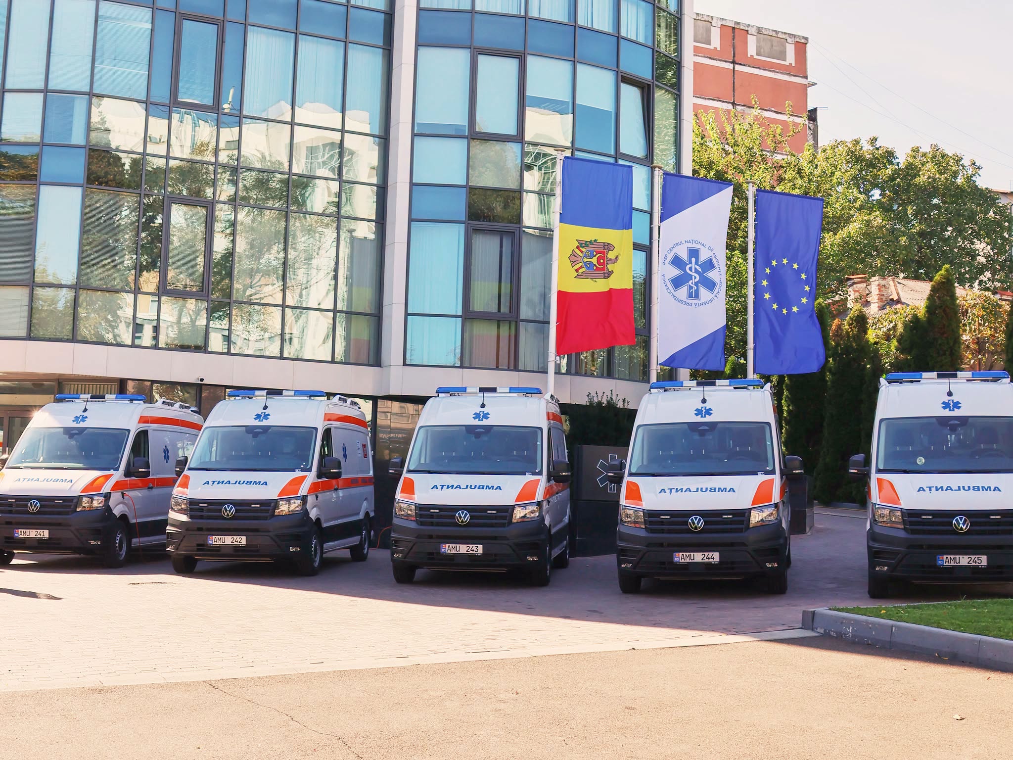 Ambulanțe noi pentru serviciul de urgență: CNAMUP a recepționat șase autospeciale