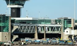 Zeci de zboruri au fost anulate pe aeroportul din Amsterdam din cauza vânturilor puternice
