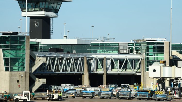 Zeci de zboruri au fost anulate pe aeroportul din Amsterdam din cauza vânturilor puternice