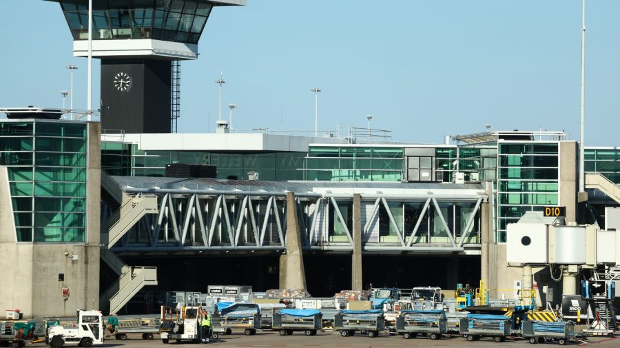 Zeci de zboruri au fost anulate pe aeroportul din Amsterdam din cauza vânturilor puternice
