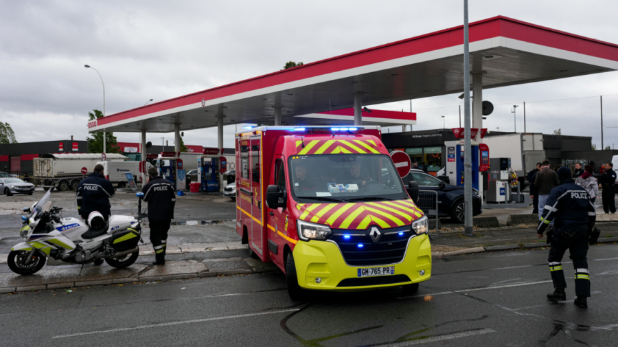 Atentat lângă Paris: Un individ a deschis focul din mașină și a ucis un om. Alții patru, inclusiv un copil, sunt răniți