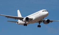 Internet Starlink la bordul avioanelor din 2027. Ce companie aeriană va oferi serviciul