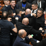 VIDEO Bătaie în Parlamentul Albaniei! Manifestanții cer demisia premierului
