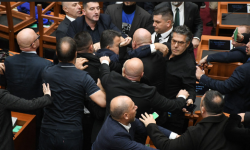 VIDEO Bătaie în Parlamentul Albaniei! Manifestanții cer demisia premierului