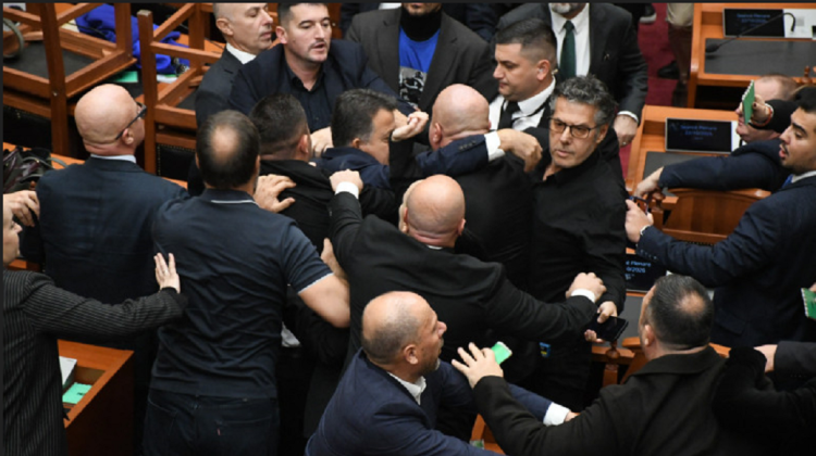 VIDEO Bătaie în Parlamentul Albaniei! Manifestanții cer demisia premierului