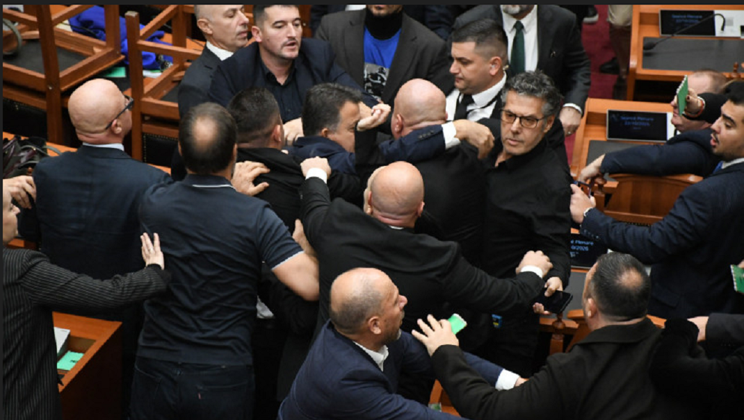 VIDEO Bătaie în Parlamentul Albaniei! Manifestanții cer demisia premierului