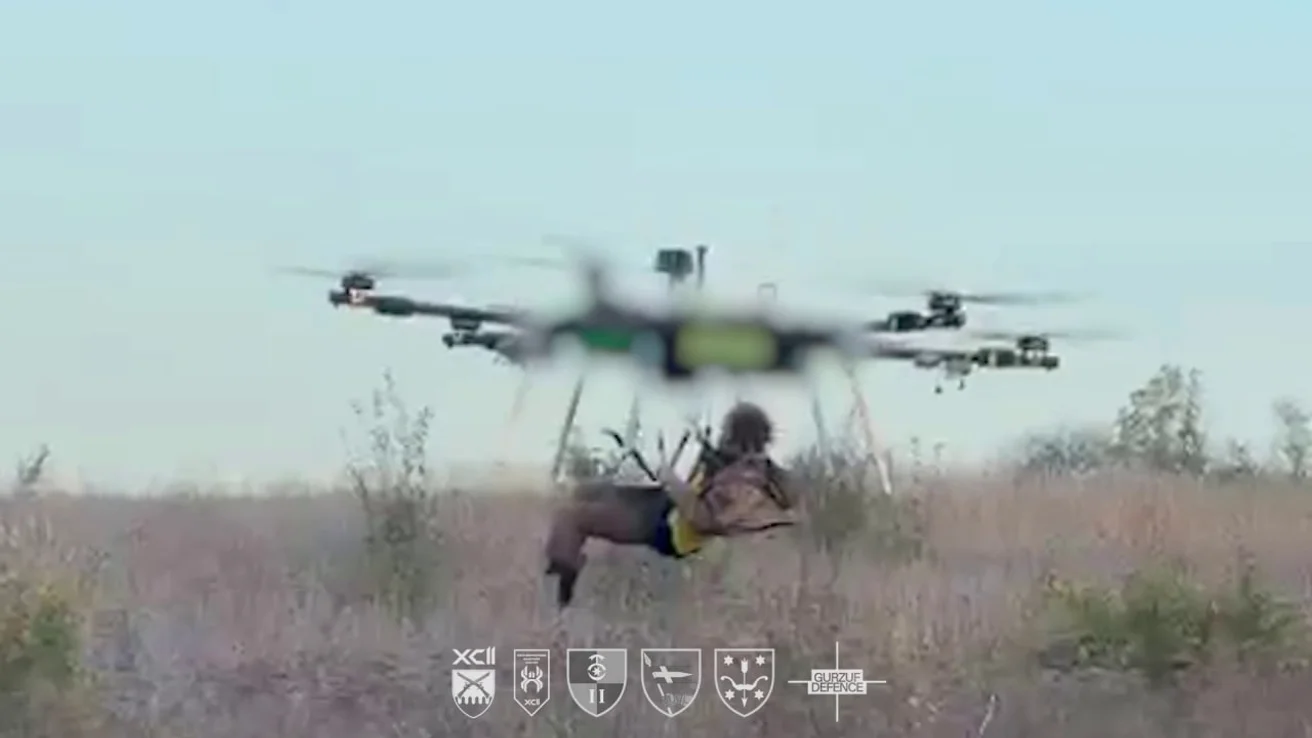 VIDEO Ucrainenii au evacuat pentru prima dată un militar rănit de pe front cu ajutorul unei drone