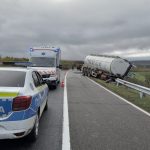 FOTO Cisternă cu 23.000 litri de vin, ajunsă în șanț la Vaslui. Șoferul din Republica Moldova. rănit și descarcerat