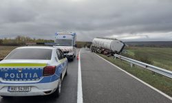 FOTO Cisternă cu 23.000 litri de vin, ajunsă în șanț la Vaslui. Șoferul din Republica Moldova, rănit și descarcerat