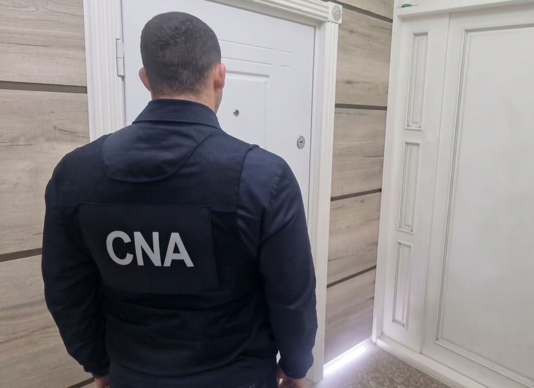 Un bărbat din Chișinău, vizat într-un dosar de trafic de influență. A fost plasat în izolatorul CNA