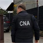 Percheziții la un bărbat din Chișinău: Ar fi cerut 7.500 de euro pentru a influența o cauză penală