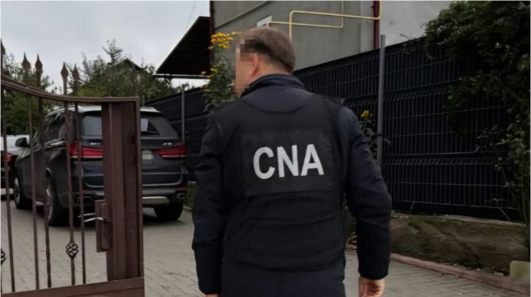 Percheziții la un bărbat din Chișinău: Ar fi cerut 7.500 de euro pentru a influența o cauză penală