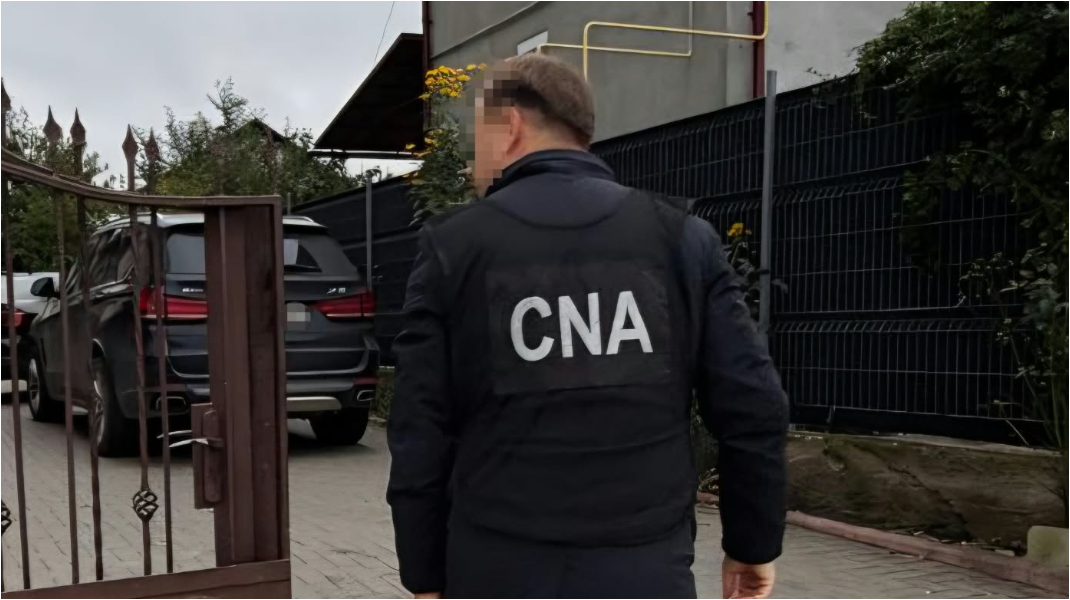 Percheziții la un bărbat: Ar fi cerut 7.500 € pentru a mușamaliza un dosar de conducere în stare de ebrietate