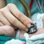 O femeie de 59 de ani și un bărbat de 70 au devenit părinți