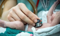 O femeie de 59 de ani și un bărbat de 70 au devenit părinți