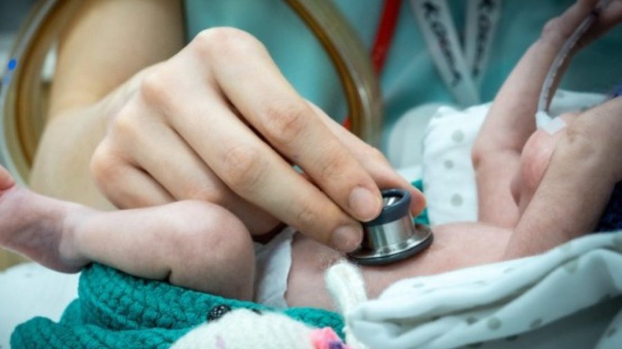 O femeie de 59 de ani și un bărbat de 70 au devenit părinți