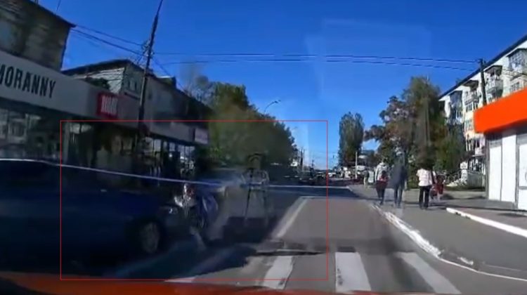 O copilă, la un pas de a fi lovită pe trecerea de pietoni. Momentul, surprins de o cameră de bord