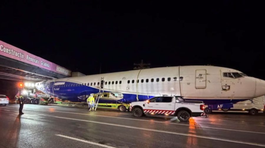 Avion blocat sub un pod în apropiere de București. Cum a ajuns acolo