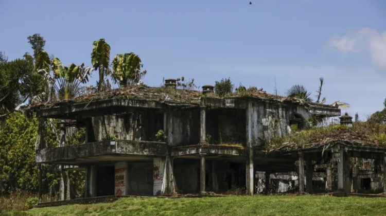Ce se întâmpla noaptea în casa abandonată a lui Pablo Escobar? Primăria a decis să o demoleze