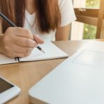 Studiu: Jumătate dintre liceenii români își fac temele cu AI fără să verifice răspunsurile