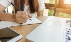 Studiu: Jumătate dintre liceenii români își fac temele cu AI fără să verifice răspunsurile