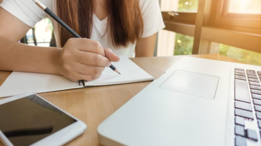 Studiu: Jumătate dintre liceenii români își fac temele cu AI fără să verifice răspunsurile