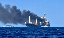 Navă turcească, în flăcări după un atac cu dronă în Marea Neagră: Autoritățile caută 13 marinari