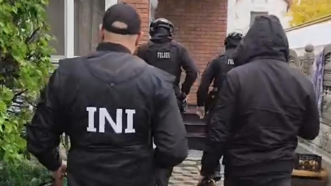 Percheziții la un grup care ar fi mobilizat tineri pentru dezordini în masă