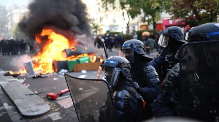 VIDEO Protestele elevilor iau amploare în Franța. Președintele convoacă o ședință de urgență la Paris