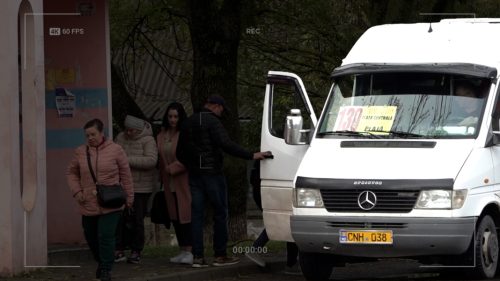 REPORTAJ Ruta de microbuz 130, în centrul unui scandal. Cine permite îmbarcarea pasagerilor în cinci sate