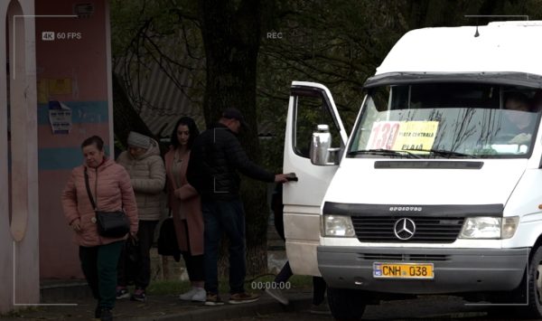 REPORTAJ Ruta de microbuz 130, în centrul unui scandal. Cine permite îmbarcarea pasagerilor în cinci sate